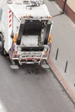 Camion de camion des éboueurs de déchets sur la rue de ville photo libre de droits Camion de camion des éboueurs de déchets sur la rue de ville photo libre de droits