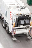 Camion de camion des éboueurs de déchets sur la rue de ville photo stock Camion de camion des éboueurs de déchets sur la rue de ville photo stock