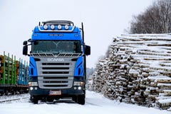 Camion de notation bleu de Scania V8 à la cour ferroviaire de bois de construction de Milou Image stock Camion de notation bleu de Scania V8 à la cour ferroviaire de bois de construction de Milou Image stock