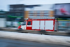 Camion de pompiers moteur rapide dans une ville image stock Camion de pompiers moteur rapide dans une ville image stock