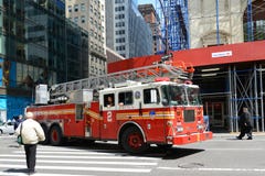 Camion de pompiers rouge à New York City Images libres de droits Camion de pompiers rouge à New York City Images libres de droits