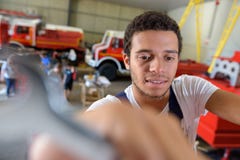 Camion de r?parations de jeune homme sur l'ascenseur image stock Camion de r?parations de jeune homme sur l'ascenseur image stock
