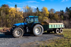 Camion dell'azienda agricola in un parcheggio fotografia stock Camion dell'azienda agricola in un parcheggio fotografia stock