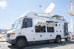 Camion di notizie di MONDO di TRT - rete televisiva - notizie Van di radiodiffusione fotografia stock libera da diritti Camion di notizie di MONDO di TRT - rete televisiva - notizie Van di radiodiffusione fotografia stock libera da diritti