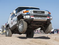 Camion fuori strada che fa concorrenza in un raduno del deserto immagini stock Camion fuori strada che fa concorrenza in un raduno del deserto immagini stock