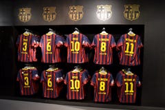 Camisas del FC Barcelona en la tienda del FC Barcelona, España fotos de archivo Camisas del FC Barcelona en la tienda del FC Barcelona, España fotos de archivo