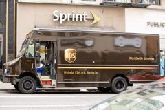 Camión de reparto de UPS parqueado en el encintado imágenes de archivo libres de regalías Camión de reparto de UPS parqueado en el encintado imágenes de archivo libres de regalías