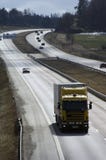 Camión en la autopista asoleada imágenes de archivo libres de regalías Camión en la autopista asoleada imágenes de archivo libres de regalías