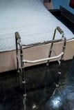Camminatore di alluminio dell'anziano che sta sul pavimento antiscivolo nero immagini stock libere da diritti Camminatore di alluminio dell'anziano che sta sul pavimento antiscivolo nero immagini stock libere da diritti