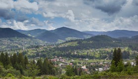 Campagna nelle montagne di Karpaty Vista del villaggio immagini stock libere da diritti Campagna nelle montagne di Karpaty Vista del villaggio immagini stock libere da diritti