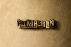 CAMPAÑA - primer de la palabra compuesta tipo vintage sucio en el contexto del metal Foto de archivo libre de regalías