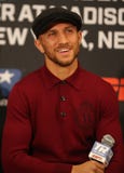 Campeão mundial de pouco peso Vasiliy Lomachenko durante a conferência de imprensa final antes da luta da unificação do título co fotos de stock royalty free Campeão mundial de pouco peso Vasiliy Lomachenko durante a conferência de imprensa final antes da luta da unificação do título co fotos de stock royalty free