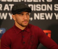 Campeão mundial de pouco peso Vasiliy Lomachenko durante a conferência de imprensa final antes da luta da unificação do título co imagens de stock Campeão mundial de pouco peso Vasiliy Lomachenko durante a conferência de imprensa final antes da luta da unificação do título co imagens de stock