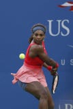 Campeón Serena Williams del Grand Slam de diecisiete veces durante su partido final en el US Open 2013 fotos de archivo libres de regalías Campeón Serena Williams del Grand Slam de diecisiete veces durante su partido final en el US Open 2013 fotos de archivo libres de regalías