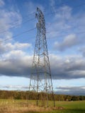 Campi di incrocio del pilone di elettricità fotografia stock libera da diritti Campi di incrocio del pilone di elettricità fotografia stock libera da diritti