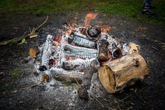 Campingplatz- und Lagerfeuer lizenzfreie stockfotografie Campingplatz- und Lagerfeuer lizenzfreie stockfotografie