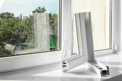 Campione del profilo moderno della finestra sul davanzale immagine stock libera da diritti Campione del profilo moderno della finestra sul davanzale immagine stock libera da diritti
