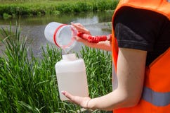 Campioni della presa di acqua per prova di laboratorio Il concetto - analisi di purezza dell'acqua, ambiente, ecologia fotografia stock Campioni della presa di acqua per prova di laboratorio Il concetto - analisi di purezza dell'acqua, ambiente, ecologia fotografia stock