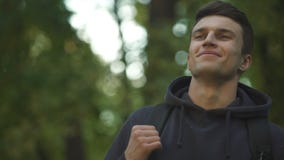 Campista que aprecia o ar fresco na floresta, respirando a viagem profunda, esperada desde há muito tempo, ecologia vídeos de arquivo Campista que aprecia o ar fresco na floresta, respirando a viagem profunda, esperada desde há muito tempo, ecologia vídeos de arquivo