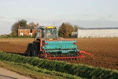 Campo de exploração agrícola Ploughing do trator imagem de stock Campo de exploração agrícola Ploughing do trator imagem de stock