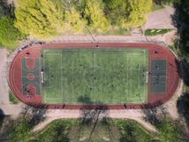 Campo de f?tbol real - top abajo de la visi?n a?rea foto de archivo libre de regalías Campo de f?tbol real - top abajo de la visi?n a?rea foto de archivo libre de regalías