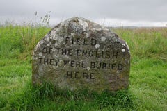 CAMPO DEL INGLÉS - ERAN AQUÍ ENTERRADO marcador de la fosa común en el campo de batalla de Culloden, Escocia imagen de archivo libre de regalías CAMPO DEL INGLÉS - ERAN AQUÍ ENTERRADO marcador de la fosa común en el campo de batalla de Culloden, Escocia imagen de archivo libre de regalías