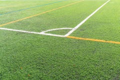Campo di calcio con un nuovo campo artificiale del tappeto erboso, marcatura d'angolo bianca Fine in su Fondo di calcio Copi lo s immagine stock libera da diritti Campo di calcio con un nuovo campo artificiale del tappeto erboso, marcatura d'angolo bianca Fine in su Fondo di calcio Copi lo s immagine stock libera da diritti