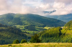 Campo montanhoso bonito no outono imagens de stock royalty free Campo montanhoso bonito no outono imagens de stock royalty free