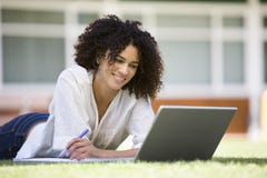 campus laptop using woman στοκ φωτογραφία με δικαίωμα ελεύθερης χρήσης campus laptop using woman στοκ φωτογραφία με δικαίωμα ελεύθερης χρήσης