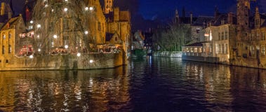 Canal de Bruges Belgique avec des lumières de Noël, Belgique image stock Canal de Bruges Belgique avec des lumières de Noël, Belgique image stock