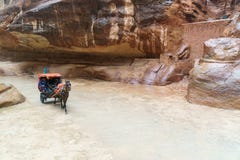 Canal del carro del paseo del caballo el Siq en el Petra imagen de archivo Canal del carro del paseo del caballo el Siq en el Petra imagen de archivo