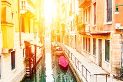 Canal e rua estreitos bonitos com os barcos em Veneza durante o dia de verão, Itália fotografia de stock Canal e rua estreitos bonitos com os barcos em Veneza durante o dia de verão, Itália fotografia de stock