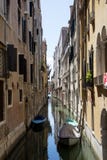 Canal estrecho en Venecia con los barcos fotos de archivo libres de regalías Canal estrecho en Venecia con los barcos fotos de archivo libres de regalías