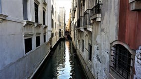 Canal estreito, entre os brancos e as casas da estufa de Veneza, Itália fotografia de stock Canal estreito, entre os brancos e as casas da estufa de Veneza, Itália fotografia de stock