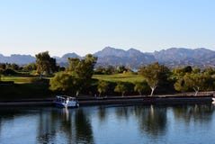 Canal et terrain de golf de ville de Lake Havasu images stock Canal et terrain de golf de ville de Lake Havasu images stock