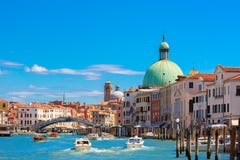 Canal Grande am sonnigen Tag des Sommers, Venedig, Italien lizenzfreie stockbilder Canal Grande am sonnigen Tag des Sommers, Venedig, Italien lizenzfreie stockbilder