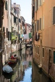 Canal étroit à Venise avec les gondoles et les façades amarrées de vieilles maisons photo stock Canal étroit à Venise avec les gondoles et les façades amarrées de vieilles maisons photo stock