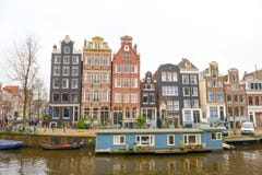Canales holandeses y casas típicas del canalside Imágenes de archivo libres de regalías Canales holandeses y casas típicas del canalside Imágenes de archivo libres de regalías