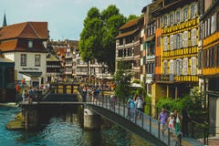 Canali di Strasburgo e vecchia città fotografia stock libera da diritti Canali di Strasburgo e vecchia città fotografia stock libera da diritti