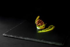 Canap s con el pepino, la mostaza y el salami adobados fondo y pizarra negros imagen de archivo Canap s con el pepino, la mostaza y el salami adobados fondo y pizarra negros imagen de archivo