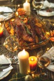 Canard de rôti dans la ville de la Chine Table de thanksgiving servie avec la dinde, décorée du romarin et les graines et les bou images libres de droits Canard de rôti dans la ville de la Chine Table de thanksgiving servie avec la dinde, décorée du romarin et les graines et les bou images libres de droits
