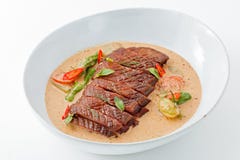 Canard rôti coupé en tranches en cari rouge thaïlandais, le PED Yang de Gaeng, avec le fond blanc photo libre de droits Canard rôti coupé en tranches en cari rouge thaïlandais, le PED Yang de Gaeng, avec le fond blanc photo libre de droits