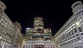 Canary Wharf στην καρδιά της οικονομικής περιοχής τη νύχτα στοκ φωτογραφία Canary Wharf στην καρδιά της οικονομικής περιοχής τη νύχτα στοκ φωτογραφία