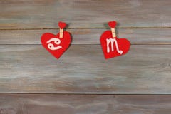 Cancer et scorpion signes du zodiaque et de coeur backg en bois photos stock Cancer et scorpion signes du zodiaque et de coeur backg en bois photos stock