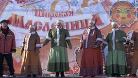 Canción popular rusa del conjunto del concierto durante el día de fiesta ruso Maslenitsa Canción popular rusa del conjunto del concierto durante el día de fiesta ruso Maslenitsa