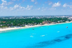 Cancun luchtmening van de mooie witte zandstranden en het blauwe turkooise water van de Caraïbische oceaan stock foto Cancun luchtmening van de mooie witte zandstranden en het blauwe turkooise water van de Caraïbische oceaan stock foto