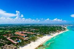 Cancun luchtmening van de mooie witte zandstranden en het blauwe turkooise water van de Caraïbische oceaan royalty-vrije stock afbeeldingen Cancun luchtmening van de mooie witte zandstranden en het blauwe turkooise water van de Caraïbische oceaan royalty-vrije stock afbeeldingen