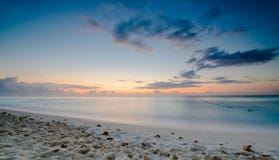 Cancun-Strand am Sonnenaufgang lizenzfreie stockbilder Cancun-Strand am Sonnenaufgang lizenzfreie stockbilder