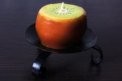 Candela decorativa Candela sotto forma di kiwi immagini stock Candela decorativa Candela sotto forma di kiwi immagini stock