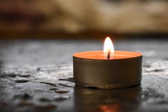 Candela isolata con fondo vago immagini stock Candela isolata con fondo vago immagini stock